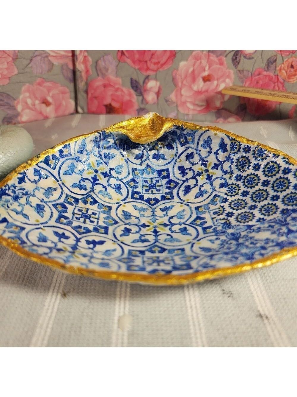 DECOUPAGE CLAM SHELL DECOUPAGE BLUE PATTERN ON A CLAM SHELL TRINKET DISH - Picture 6 of 11